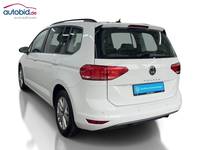 Skats no kreisās puses aizmugurē