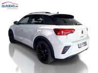 Skats no kreisās puses aizmugurē