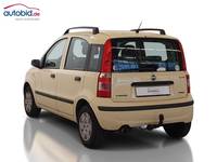 Skats no kreisās puses aizmugurē