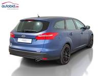 Skats no labās puses aizmugurē