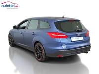 Skats no kreisās puses aizmugurē