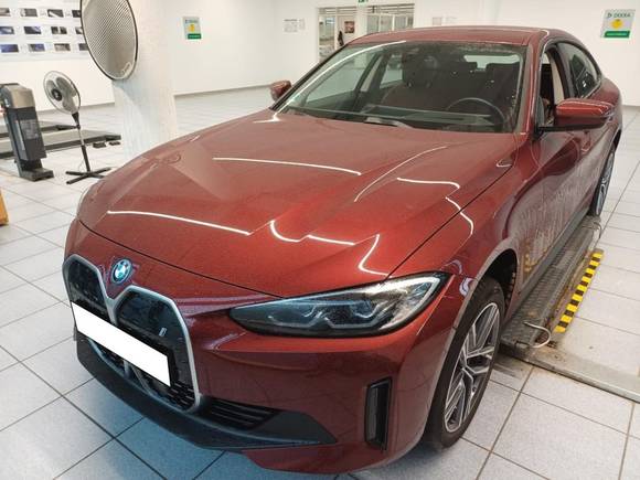 Vue de l’avant gauche