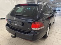 Skats no labās puses aizmugurē