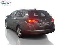 Skats no kreisās puses aizmugurē