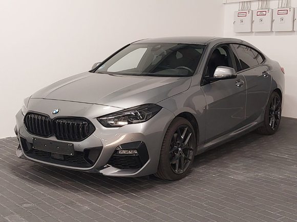 Skats no kreisās puses priekšā