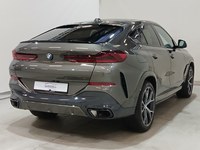 Skats no labās puses aizmugurē