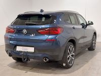 Skats no labās puses aizmugurē