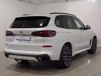 Skats no labās puses aizmugurē