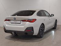 Skats no labās puses aizmugurē