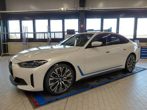 Skats no kreisās puses priekšā