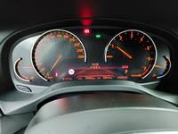 Pohľad na združený prístroj na palubnej doske