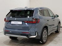 Skats no labās puses aizmugurē