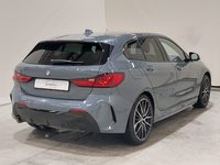 Skats no labās puses aizmugurē