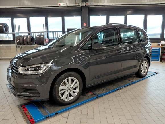 Skats no kreisās puses priekšā