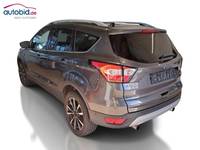 Skats no kreisās puses aizmugurē