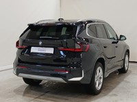 Skats no labās puses aizmugurē