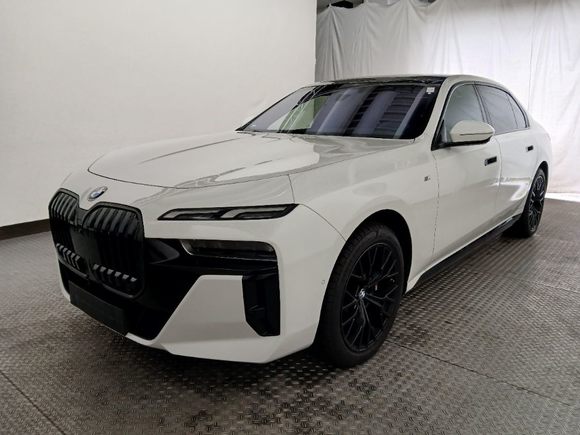 Skats no kreisās puses priekšā