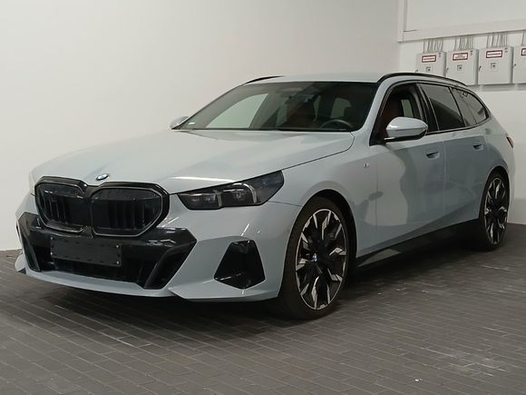 Skats no kreisās puses priekšā