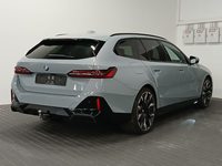 Skats no labās puses aizmugurē