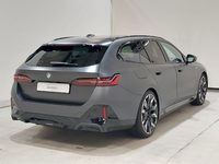 Skats no labās puses aizmugurē