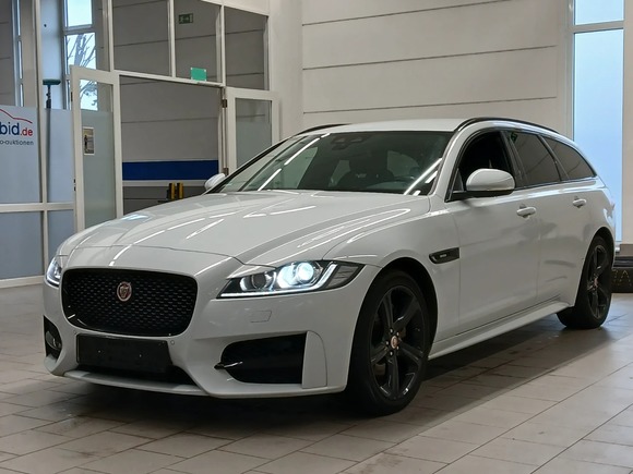 Skats no kreisās puses priekšā