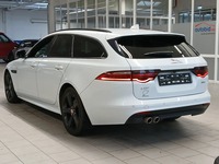 Skats no kreisās puses aizmugurē