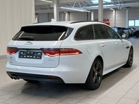 Skats no labās puses aizmugurē