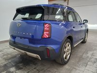 Skats no labās puses aizmugurē