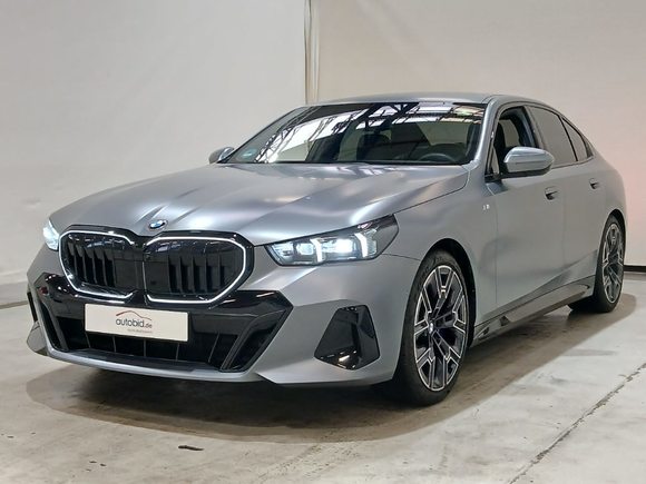 Skats no kreisās puses priekšā