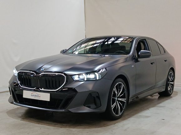 Skats no kreisās puses priekšā