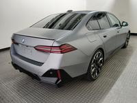 Skats no labās puses aizmugurē