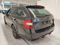 Skats no kreisās puses aizmugurē