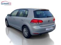 Skats no kreisās puses aizmugurē