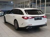 Skats no kreisās puses aizmugurē