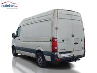 Skats no kreisās puses aizmugurē