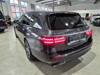 Skats no kreisās puses aizmugurē