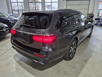 Skats no labās puses aizmugurē