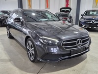 Skats no labās puses priekšā