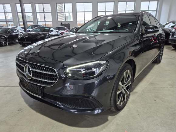 Skats no kreisās puses priekšā