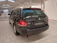 Skats no kreisās puses aizmugurē