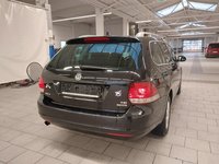 Skats no labās puses aizmugurē