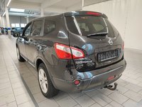 Skats no kreisās puses aizmugurē