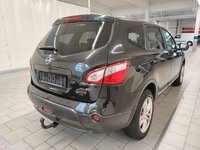 Skats no labās puses aizmugurē