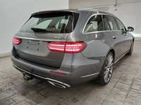 Pogled od pozadi desno