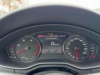 Pohľad na združený prístroj na palubnej doske