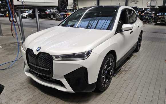 Skats no kreisās puses priekšā