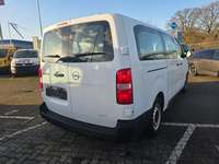 Pogled od pozadi desno