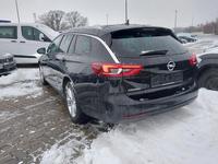 Vaade tagant vasakult