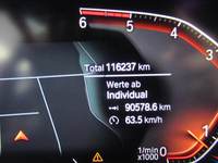 Pohľad na združený prístroj na palubnej doske