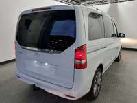 Pogled od pozadi desno